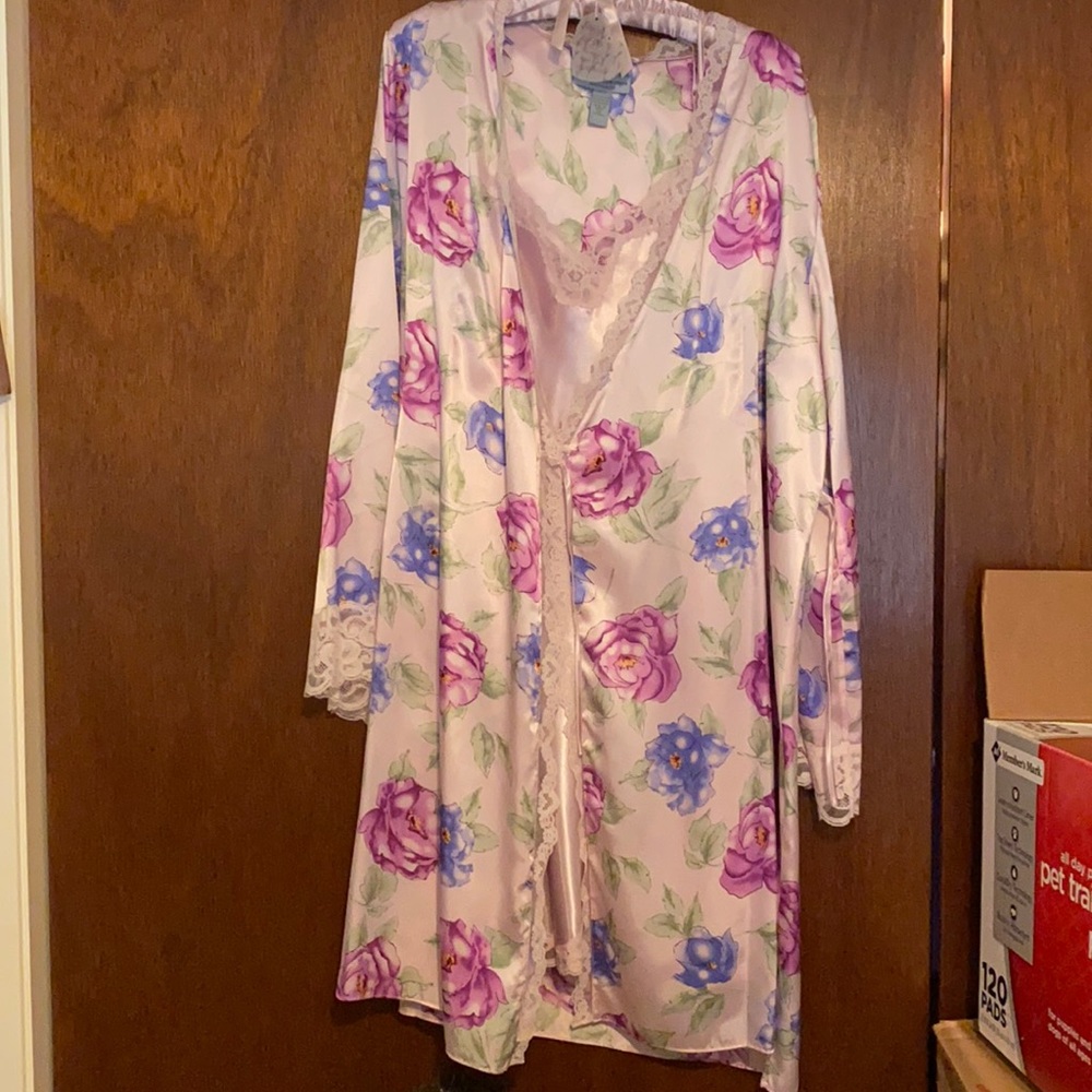 BRAND NEW Women’s pajama slip and robe set